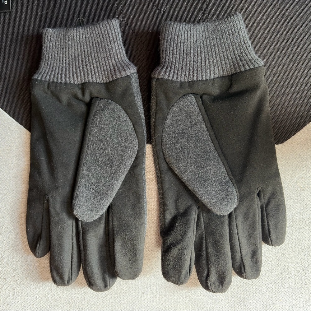 Uniqlo HeatTech Gloves - Picture 2 of 4
